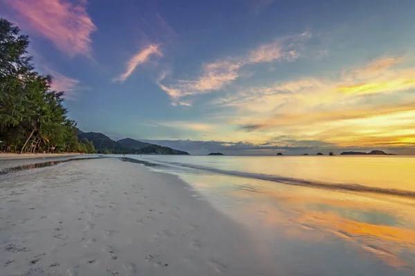Tropischer Strand bei Sonnenuntergang. — Stockfoto