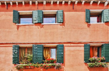 windows ile eski duvar