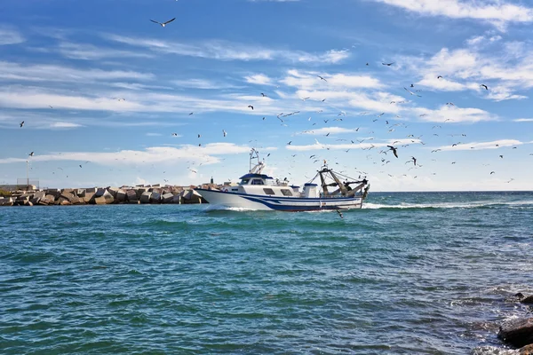 Łodzi rybackich w morze — Zdjęcie stockowe