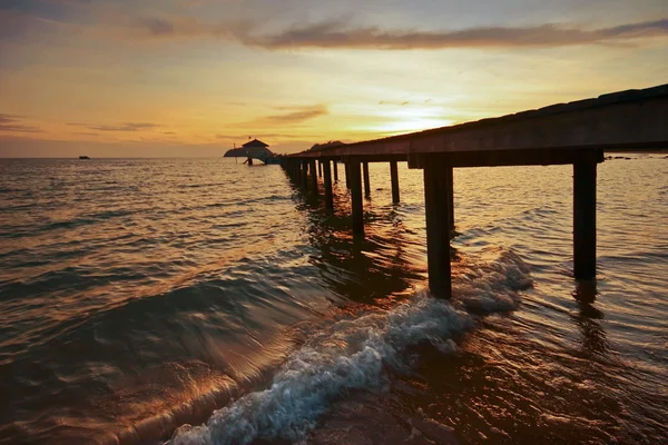 Zonsondergang boven de zee. — Stockfoto