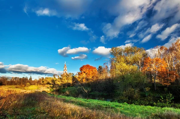 Champ automnal avec église de campagne — Photo