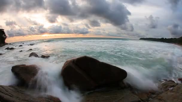 Rocas en la playa tópica al atardecer hermoso . — Vídeo de stock