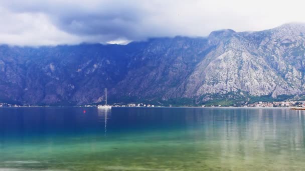 Düsteres Wetter rund um das Meer — Stockvideo