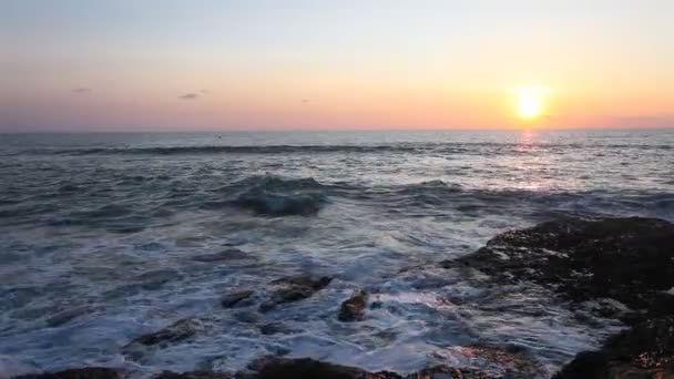 Rocas en la playa tópica al atardecer hermoso . — Vídeo de stock