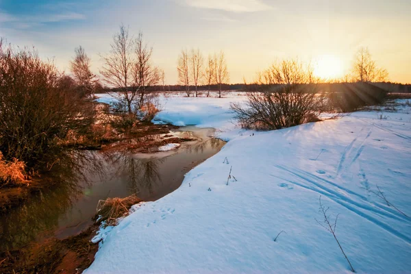 Zonsondergang in de winter veld — Stockfoto