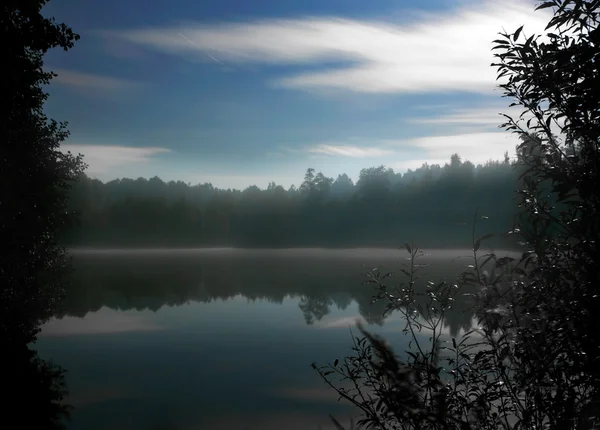 Mlhavé noci mlha jezera — Stock fotografie