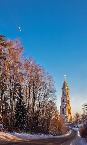 Estrada da floresta para a igreja — Fotografia de Stock