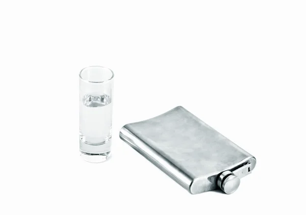 Flask di vodka e un bicchiere — Foto Stock