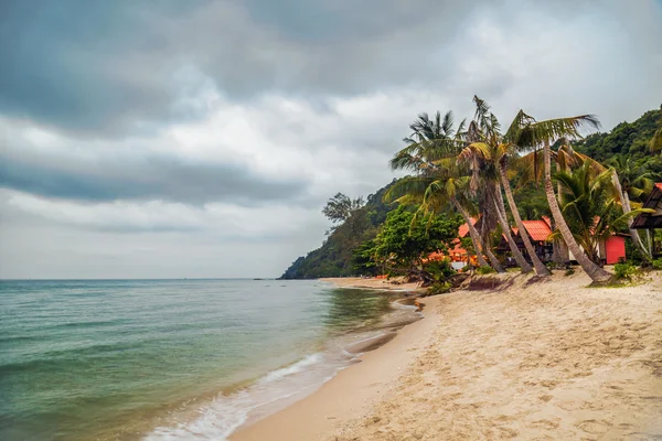 Playa tropical bajo un cielo sombrío —  Fotos de Stock