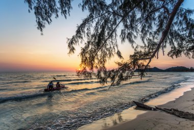 Erkek ve kadın kayık içinde oturarak 