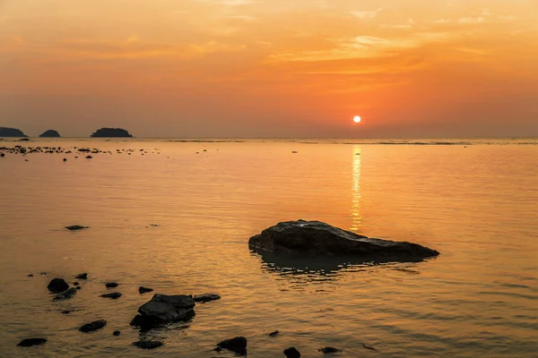 Tropisch strand bij zonsondergang. — Stockfoto