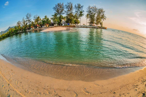 Trópusi strand naplementekor. — Stock Fotó