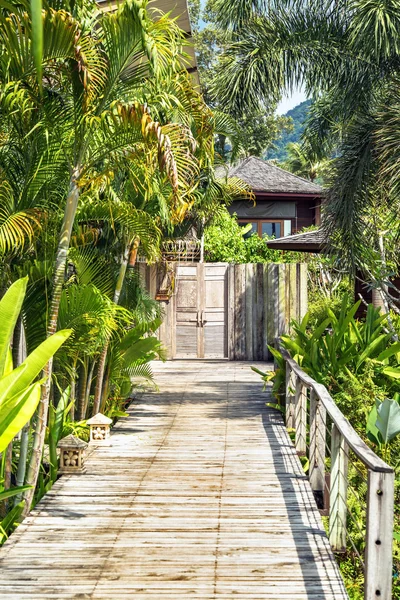 Houten brug naar de ingang van de villa van resort. — Stockfoto