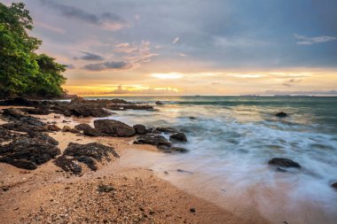 Günbatımında tropik plaj.