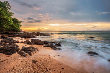 Günbatımında tropik plaj.