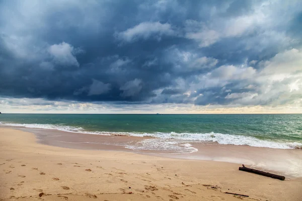 Gloomy tropical sunset — Stock Photo, Image