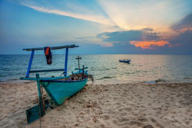 Sahilde eski bir tekne