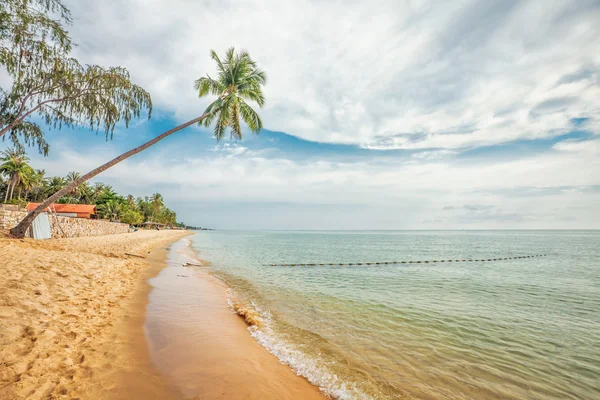 Playa tropical exótica bajo cielo sombrío — Foto de Stock