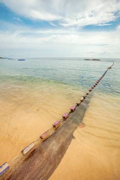 Playa tropical exótica bajo cielo sombrío — Foto de Stock