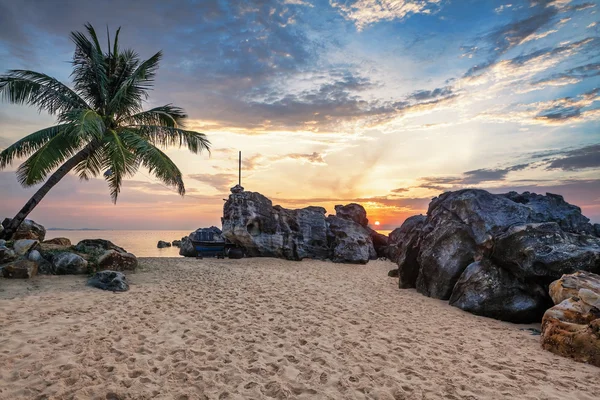 Tropisch strand bij zonsondergang. — Stockfoto