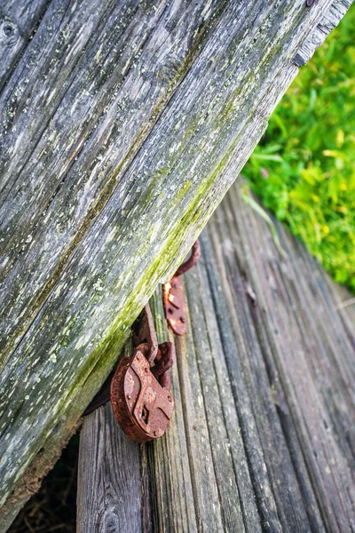 Bloqueio enferrujado na cerca velha — Fotografia de Stock