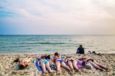 Tropikal bir plaj kum üzerinde güneşlenme turist