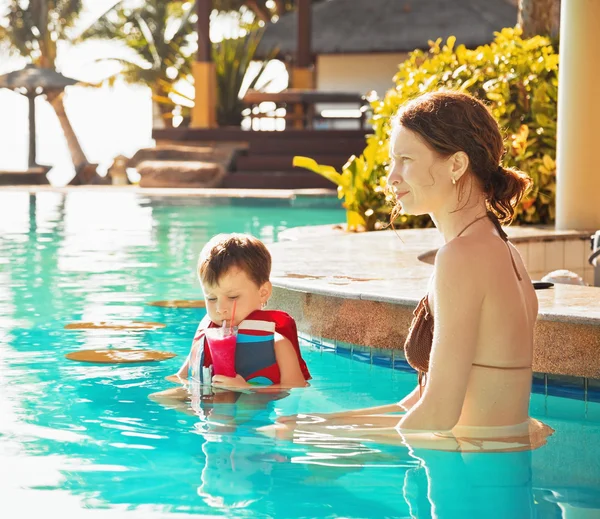 Child with mother by the pool — Stock Photo, Image