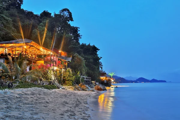 Tanie domki na tropikalnej plaży — Zdjęcie stockowe