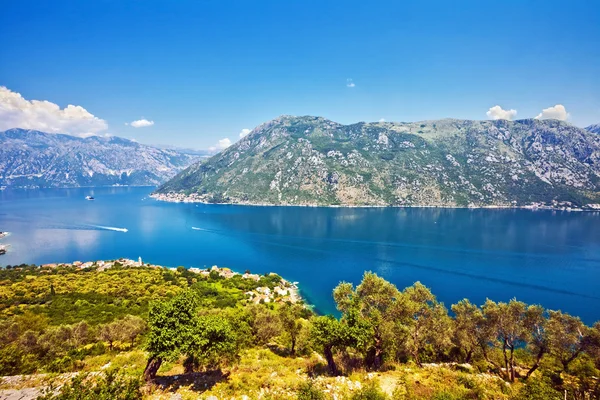 Schöner Blick auf die Berge und das Meer — Stockfoto