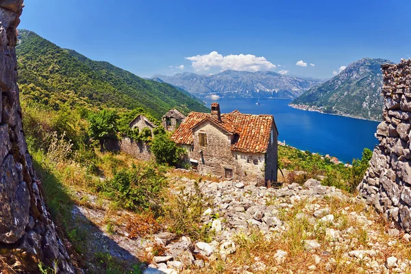 The old house with view on the sea and mountains — Stock Photo, Image