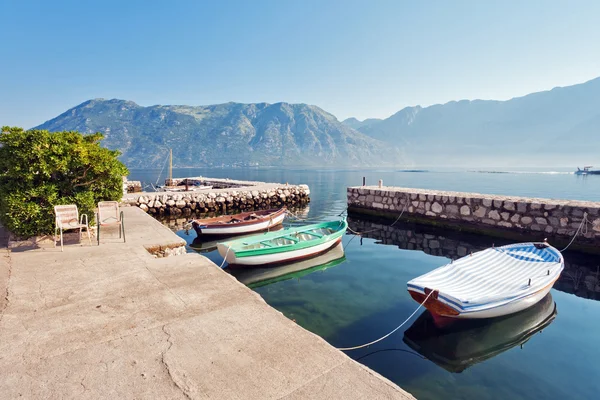 A hajók kora reggel a strand közelében — Stock Fotó