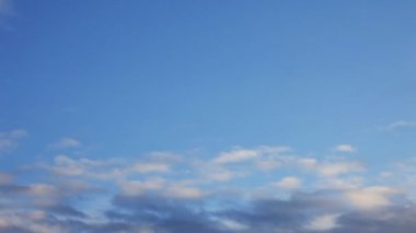 Mavi gökyüzü hareketli