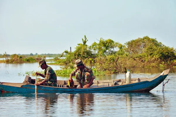 Kamboçyalı askeri yelkenli bir teknede