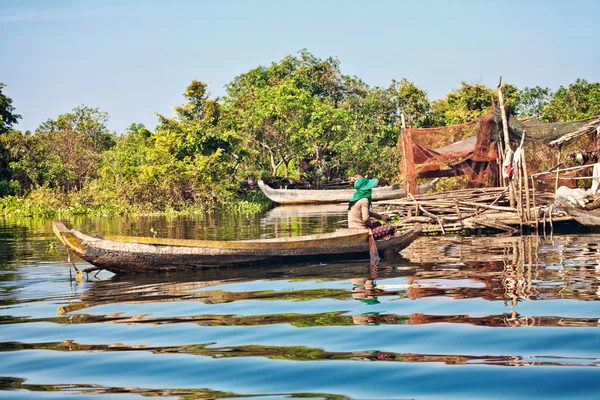 Mulher cambojana flutuando em um barco — Fotografia de Stock