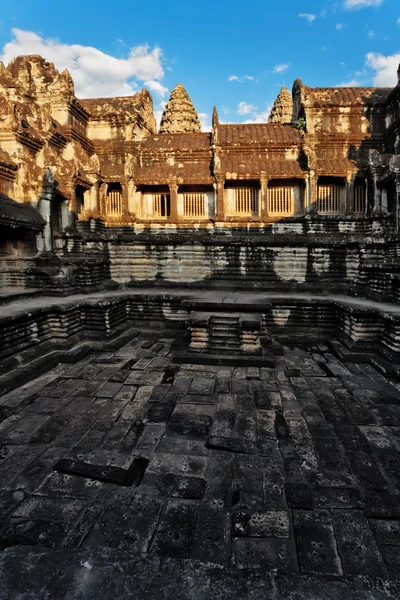 Angkor wat tempel in zonsondergang licht — Stockfoto