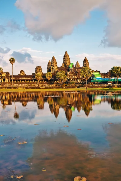 Templo de Angkor Wat na luz do pôr do sol — Fotografia de Stock