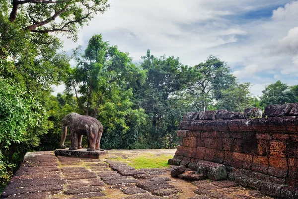 Ancien temple bouddhiste khmer dans le complexe Angkor Wat — Photo