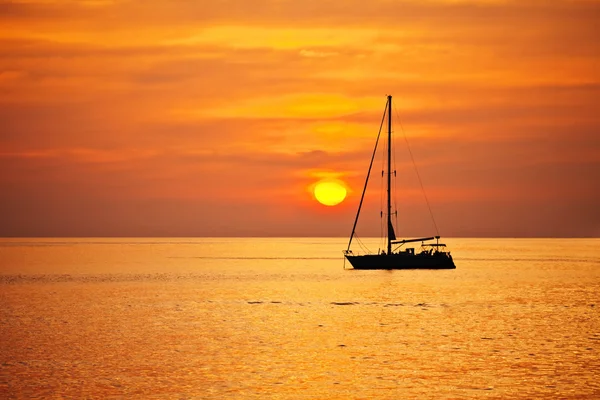 Yacht i havet vid solnedgången — Stockfoto