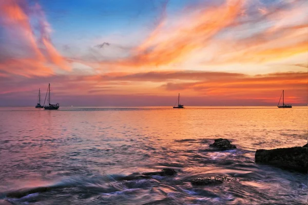 Yachten im Meer bei Sonnenuntergang — Stockfoto