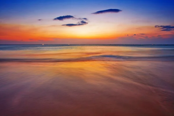 Praia tropical ao pôr do sol. — Fotografia de Stock