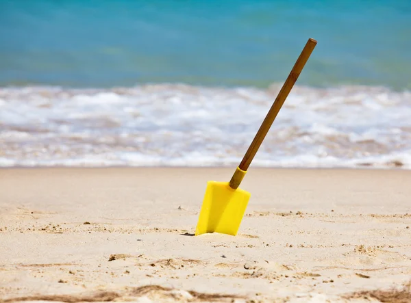 Spade on a beach — Stock Photo, Image