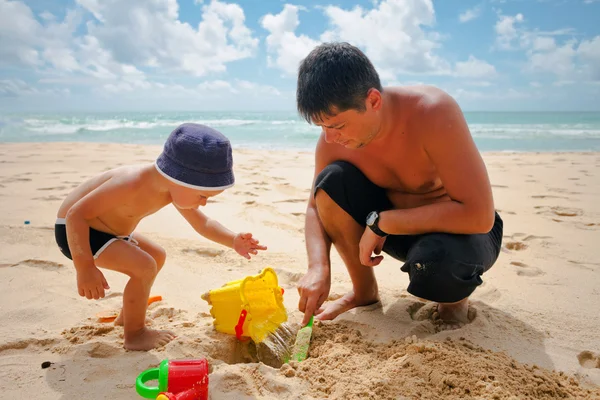 Spelen in het zand — Stockfoto