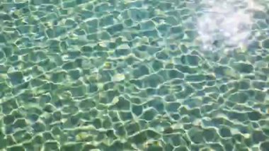 suya yansıyan güneş