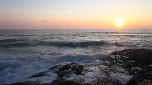 Mar tropical al atardecer . — Vídeo de stock