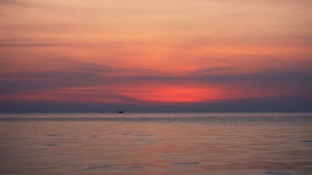 Tropisches Meer bei schönem Sonnenuntergang. — Stockvideo