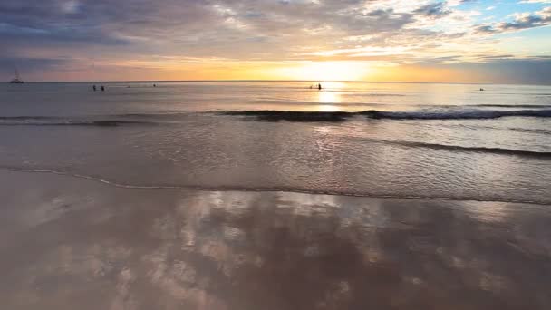 Plage tropicale au beau coucher de soleil . — Video