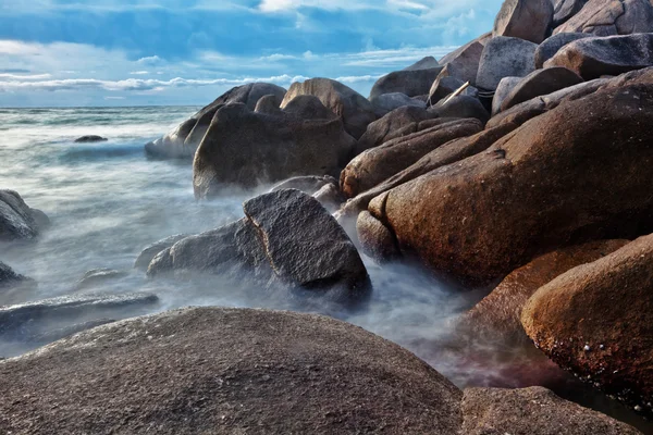 Mare tropicale sotto il cielo cupo — Foto Stock