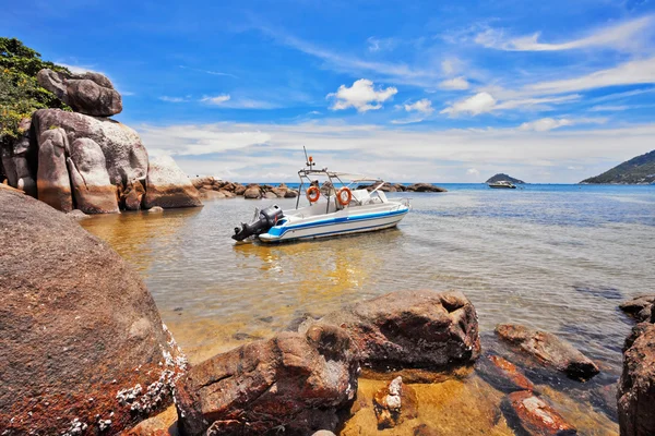 Barco en el mar tropical. Tailandia — Foto de Stock