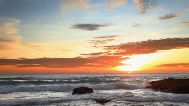 Tropisches Meer bei schönem Sonnenuntergang. — Stockvideo