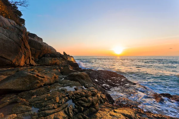 Felsen am Strand — Stockfoto